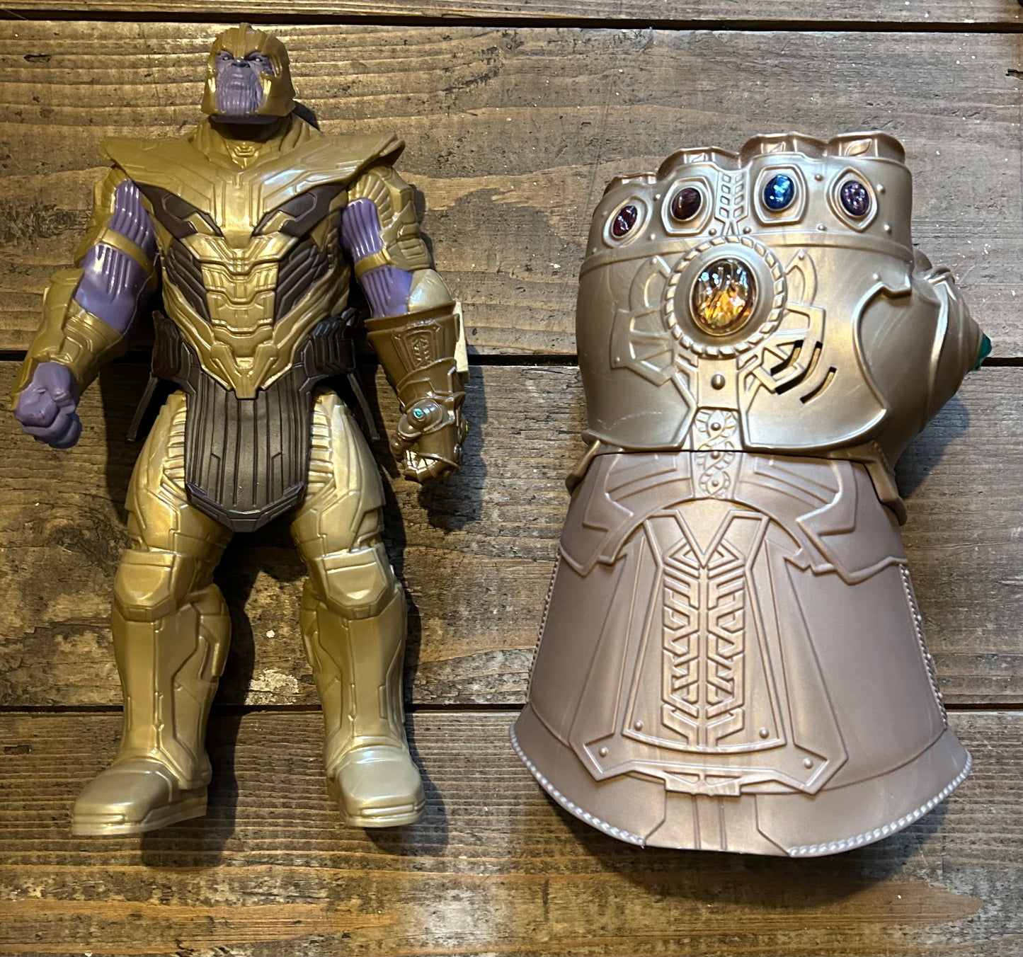 Thanos figurine &infinity Gauntlet