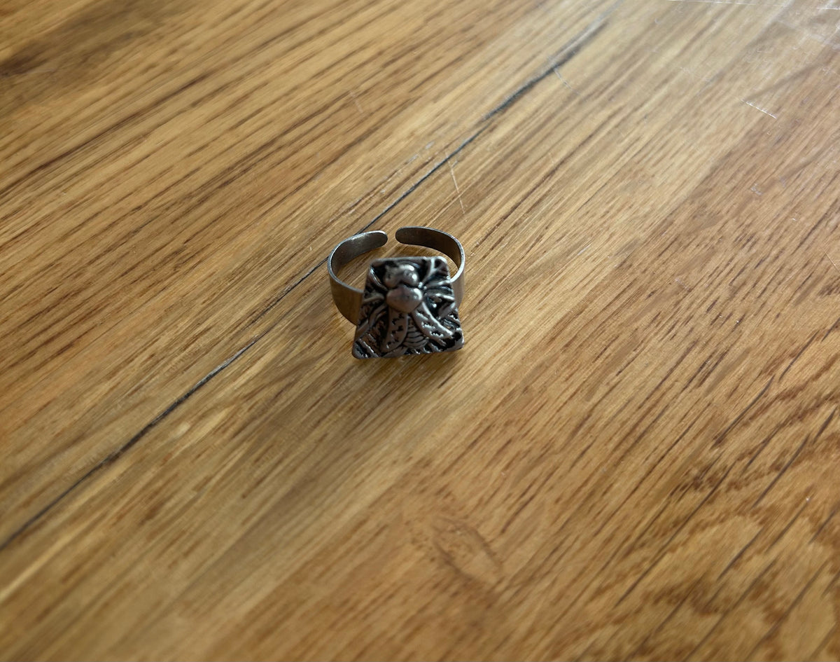 Bee adjustable ring