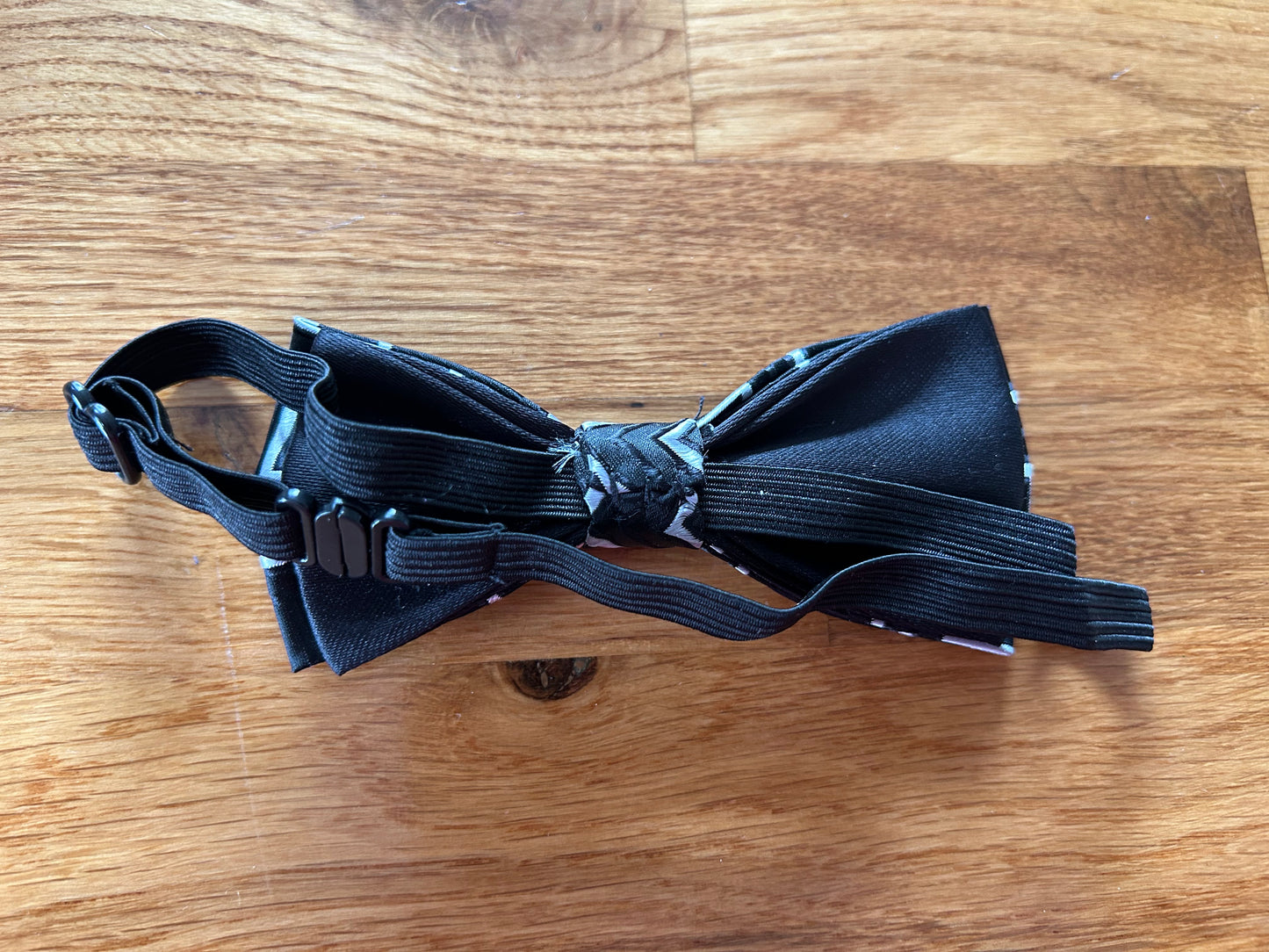 Black zig zag bow tie