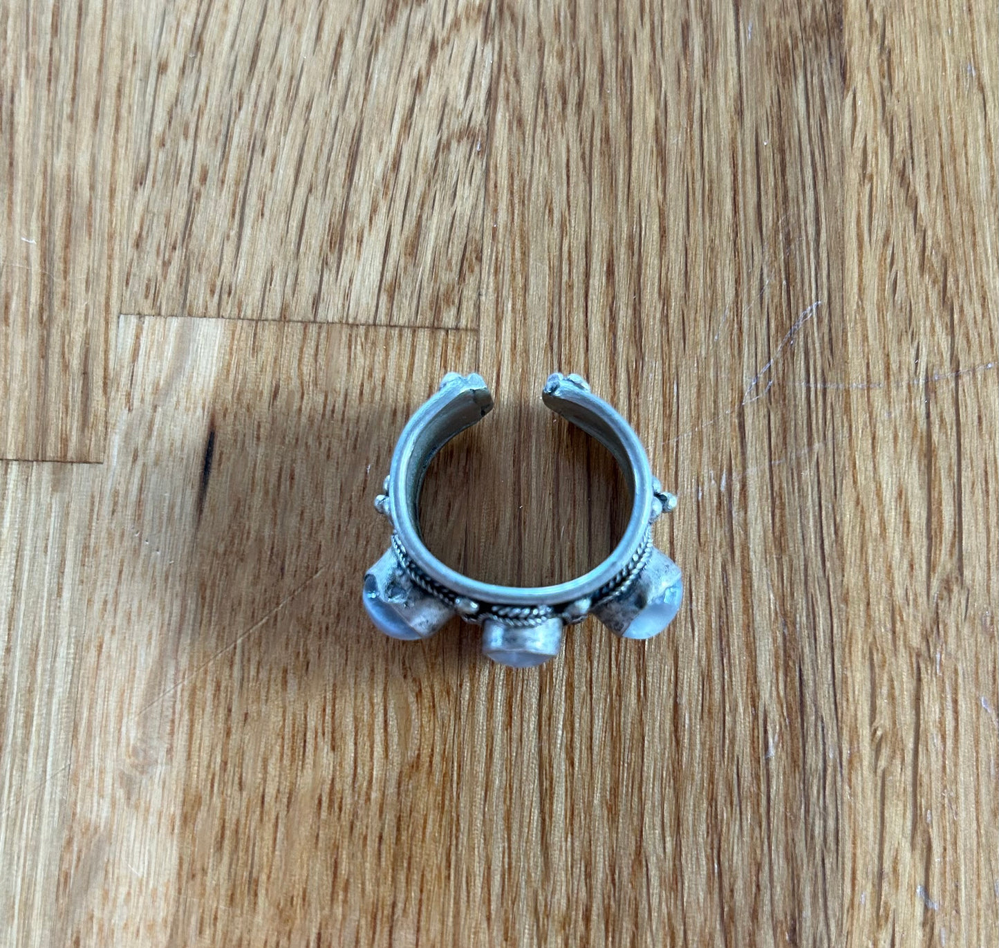 Adjustable stone ring