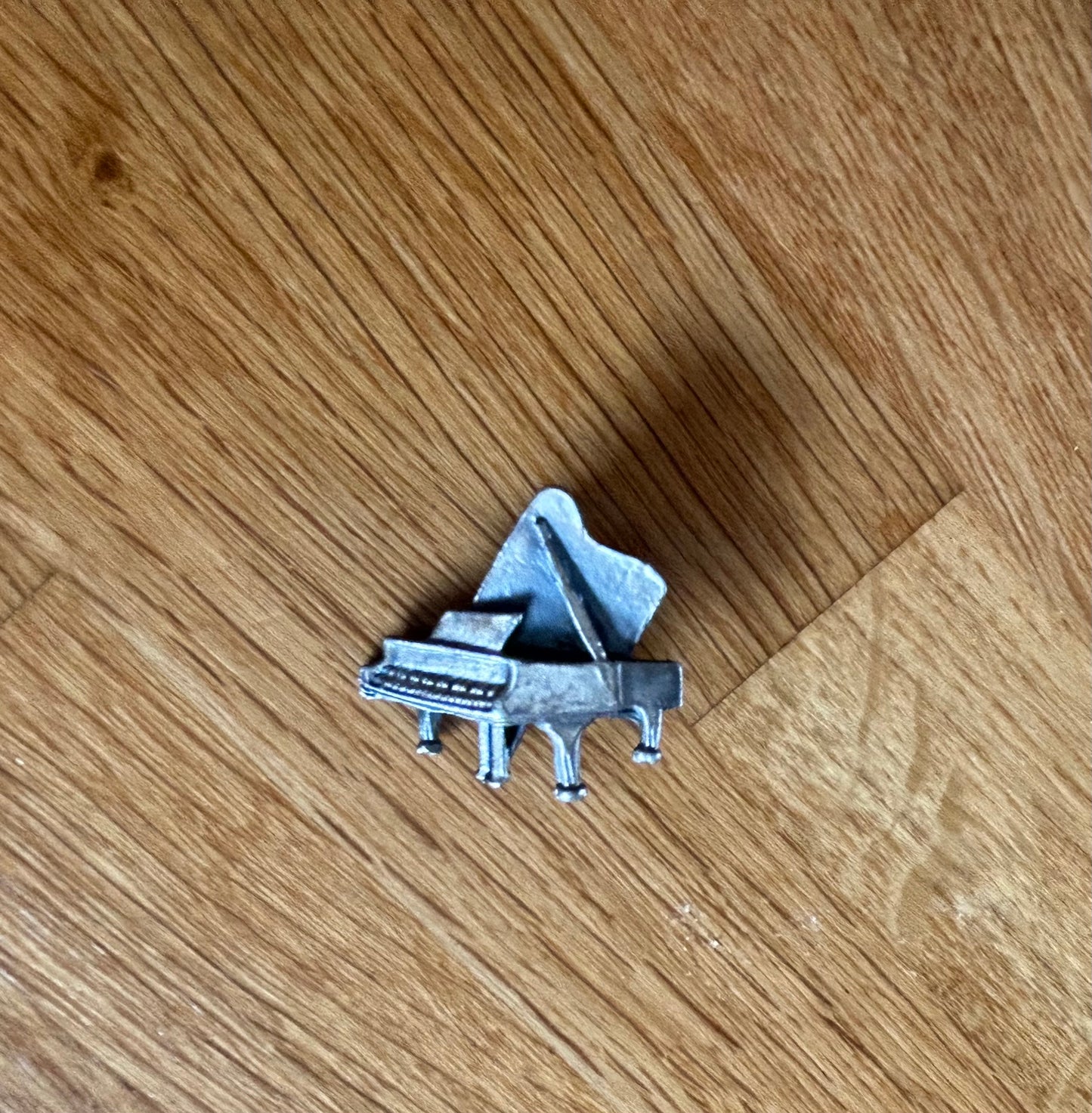 Piano brooch