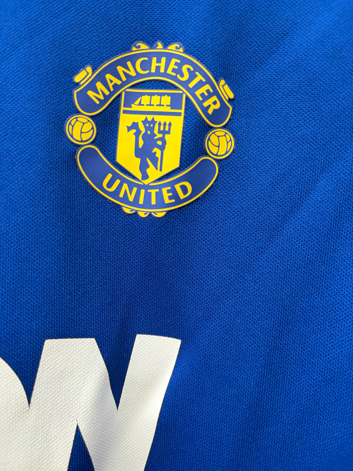 Manchester United blue training top  9-10y (134-140cm)