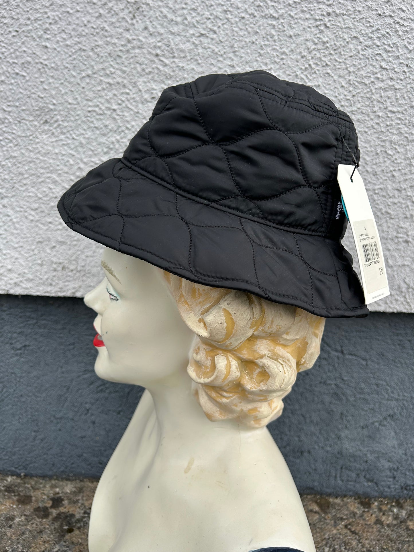 Black padded bucket hat