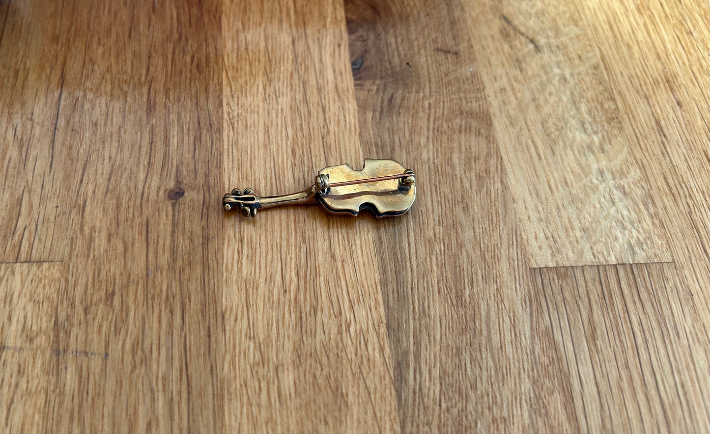 Violin brooch