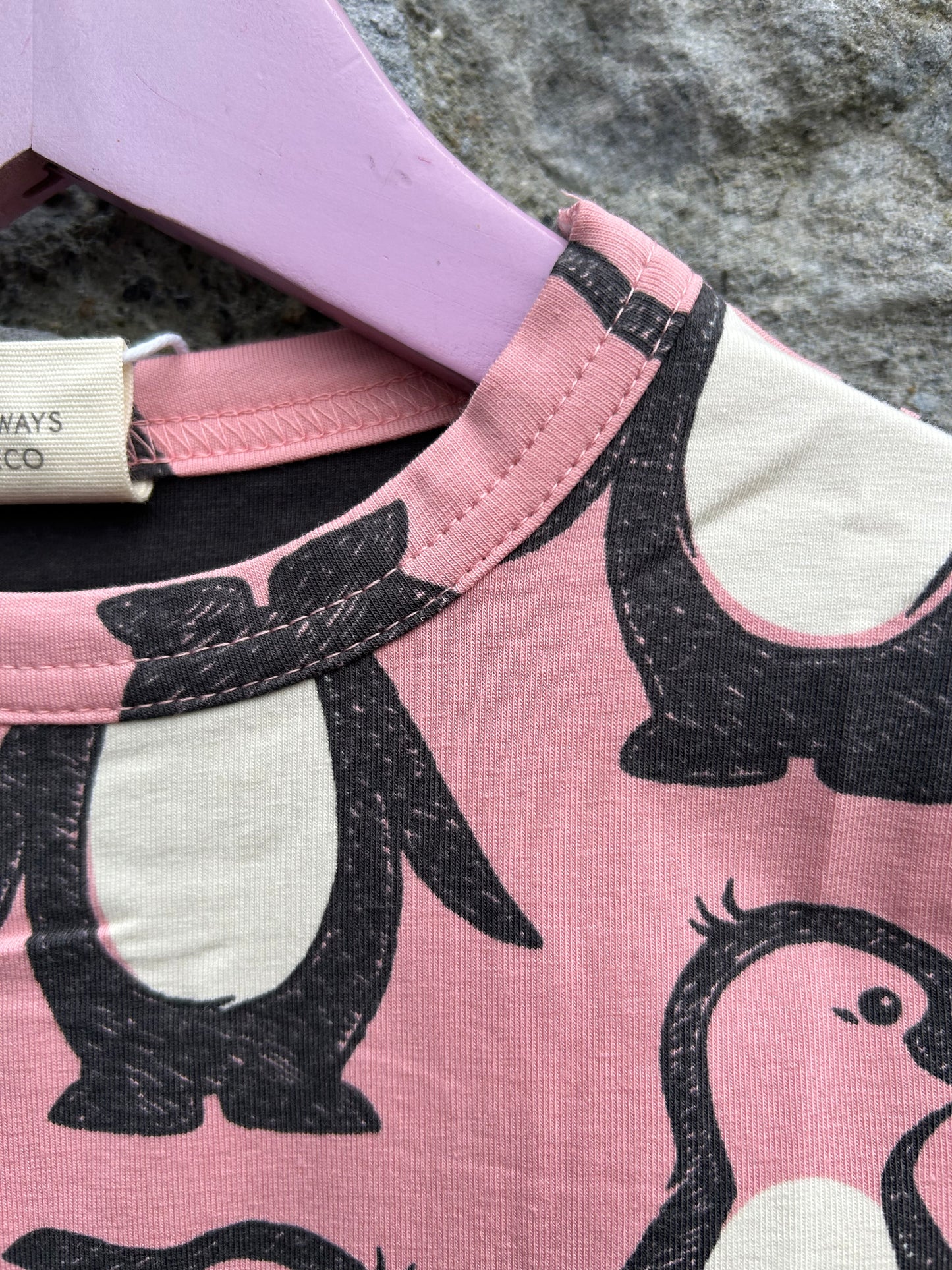 Penguins pink top   3-4y (98-104cm)