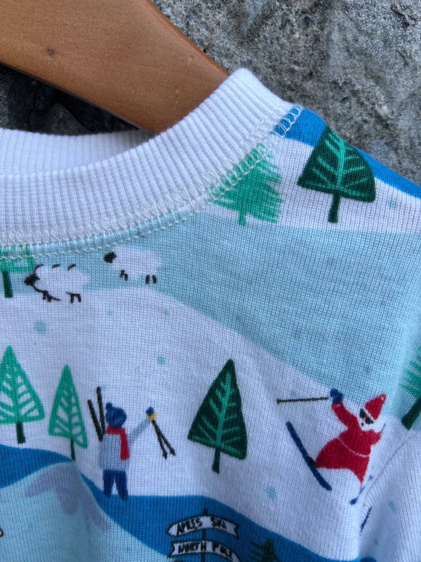 Winter wonderland ski slope pjs  3-4y (98-104cm)