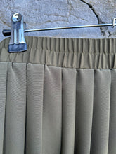 Load image into Gallery viewer, 90s khaki pleated skirt uk 14-16
