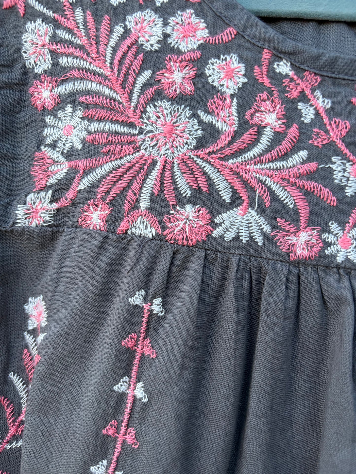 Embroidered grey dress 10y (140cm)