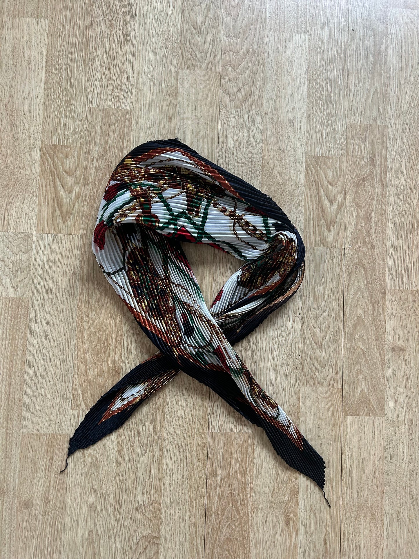Pleated chain scarf