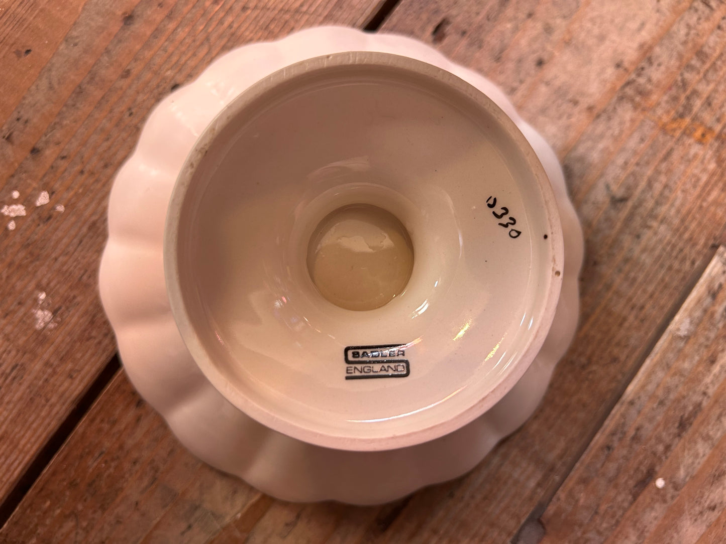 Footed porcelain soap dish