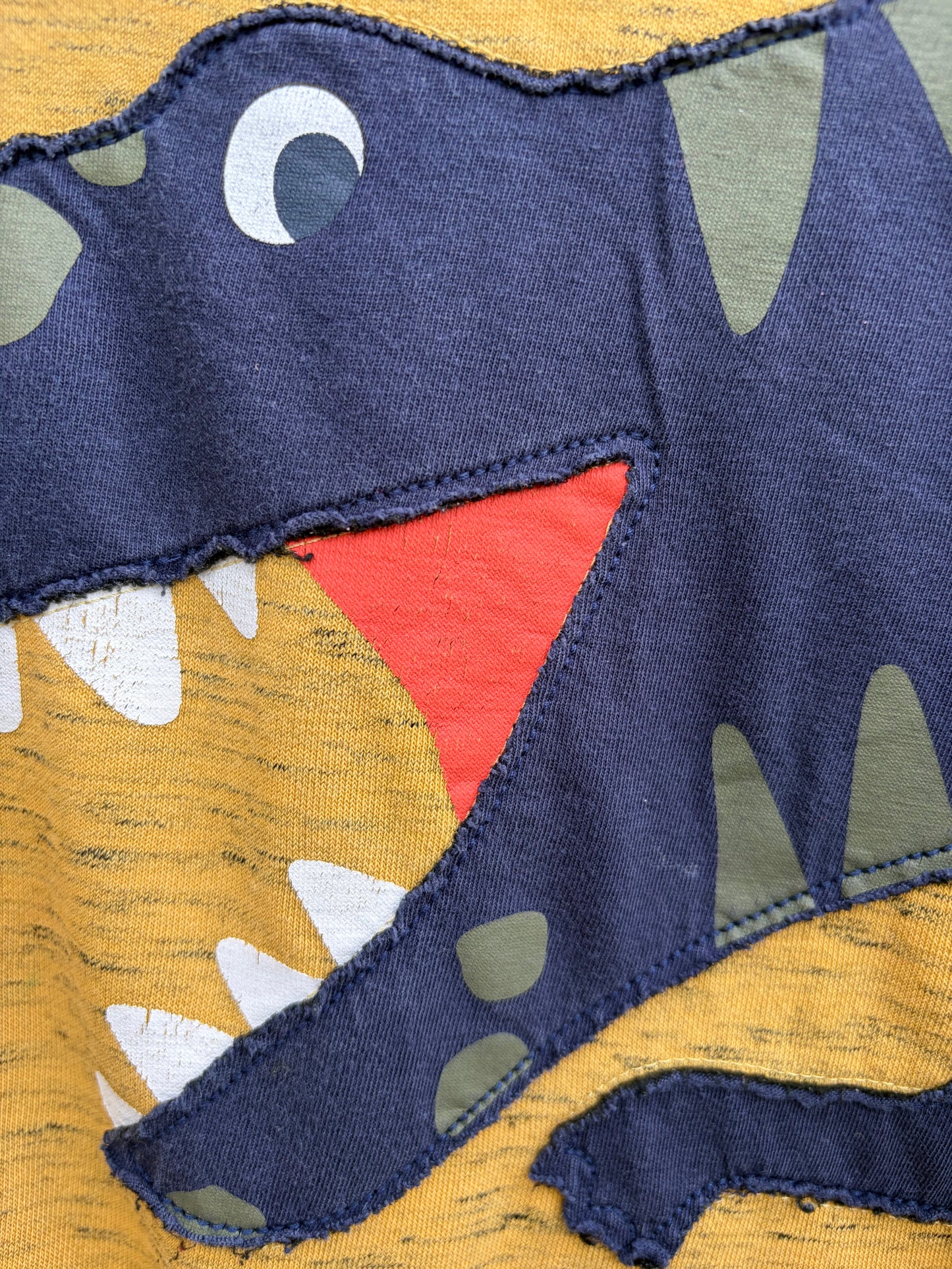 Dinosaur mustard sweatshirt 5-6y (110-116cm)