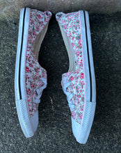 Load image into Gallery viewer, Floral converse  uk 6 (eu 39)
