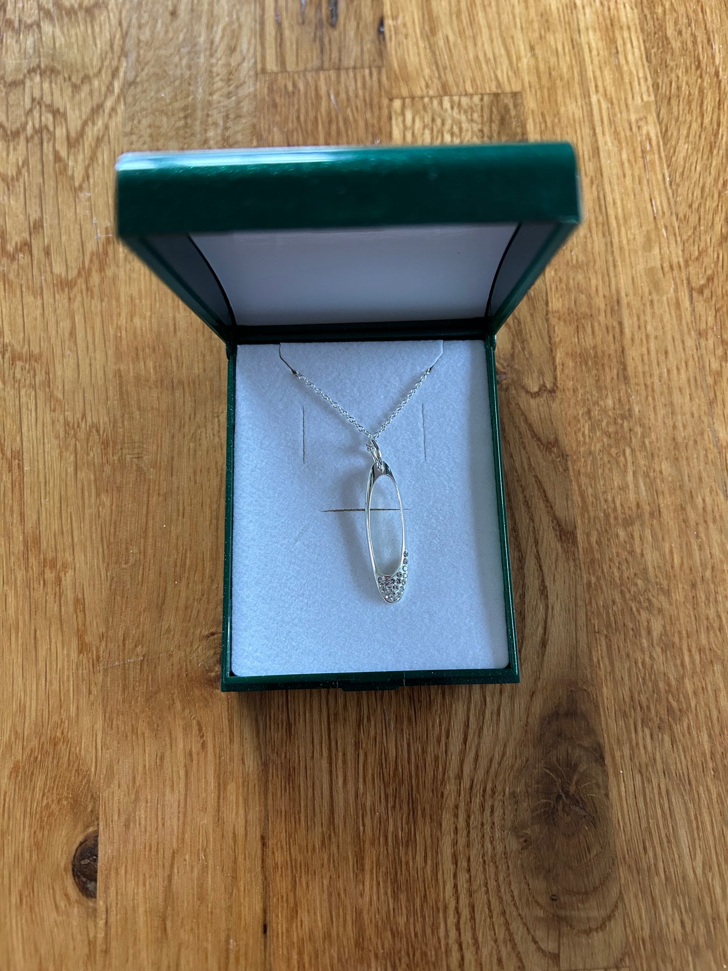 Oval pendant necklace