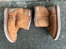 Load image into Gallery viewer, Sheepskin boots  uk 10-10.5 (eu 30-31)
