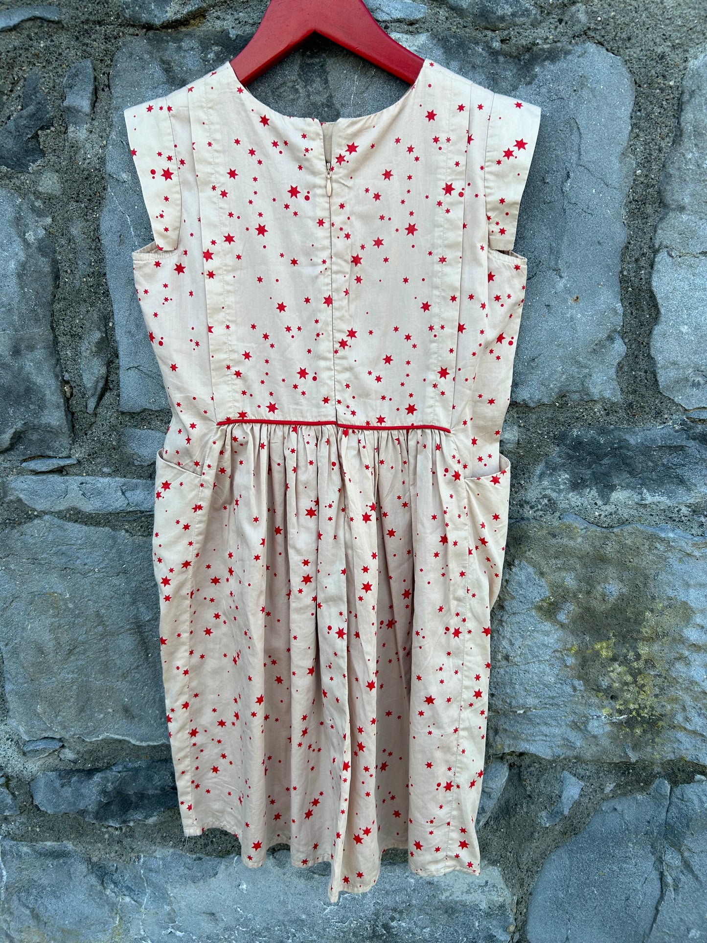 Red stars beige pinafore   9-10y (134-140cm)