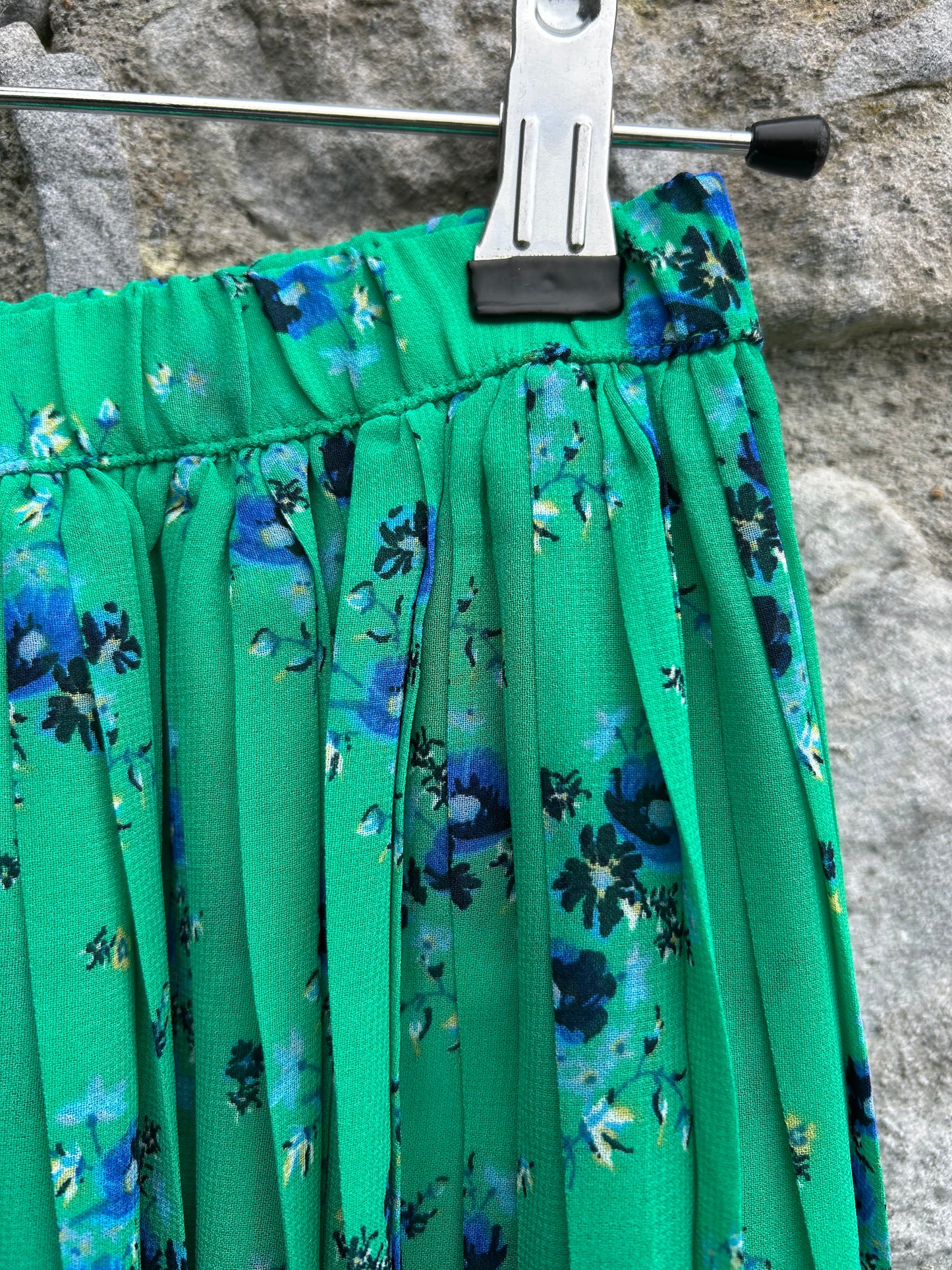Green floral pleated skirt  9y (134cm)