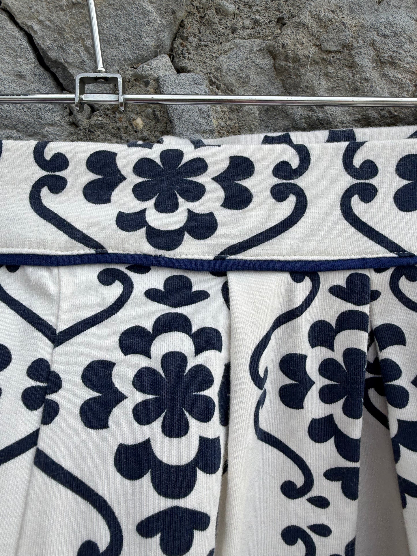 Navy&white pattern skirt  8y (128cm)