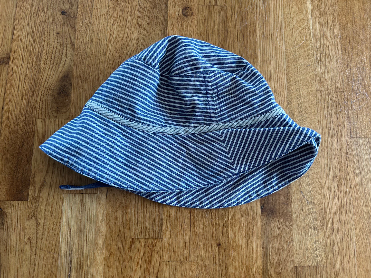 Navy stripy hat  12-24m (80-92cm)