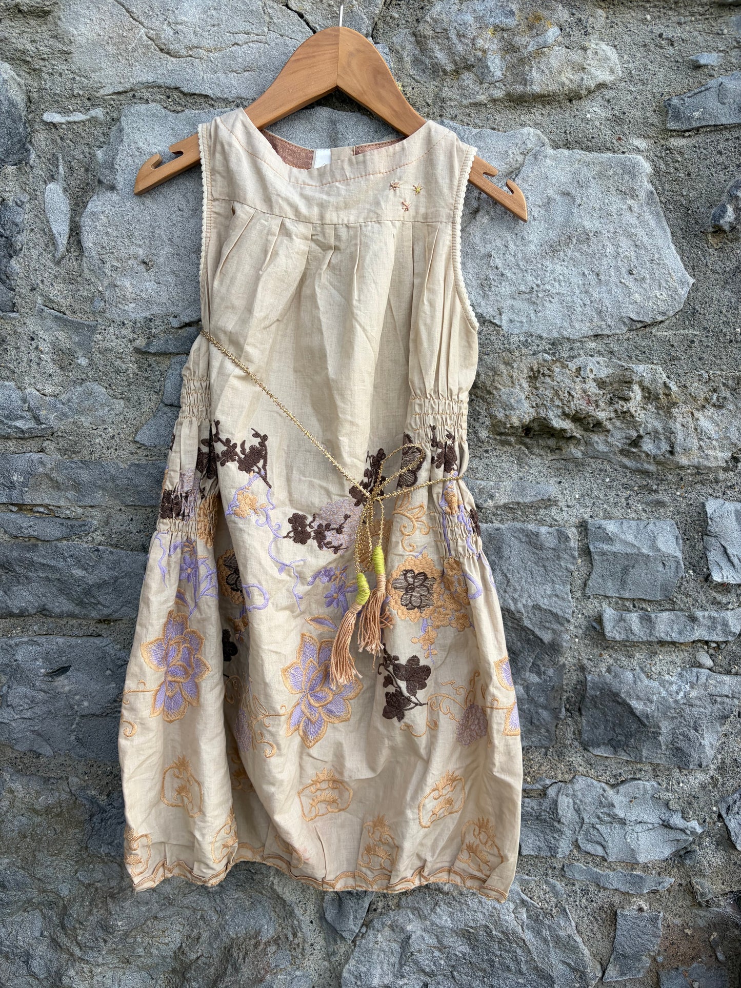 Embroidered flowers beige dress  5-6y (110-116cm)