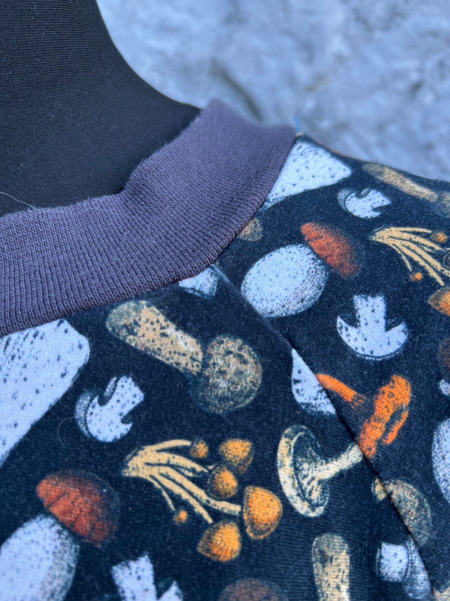 Mushroom black sweatshirt uk 14-16