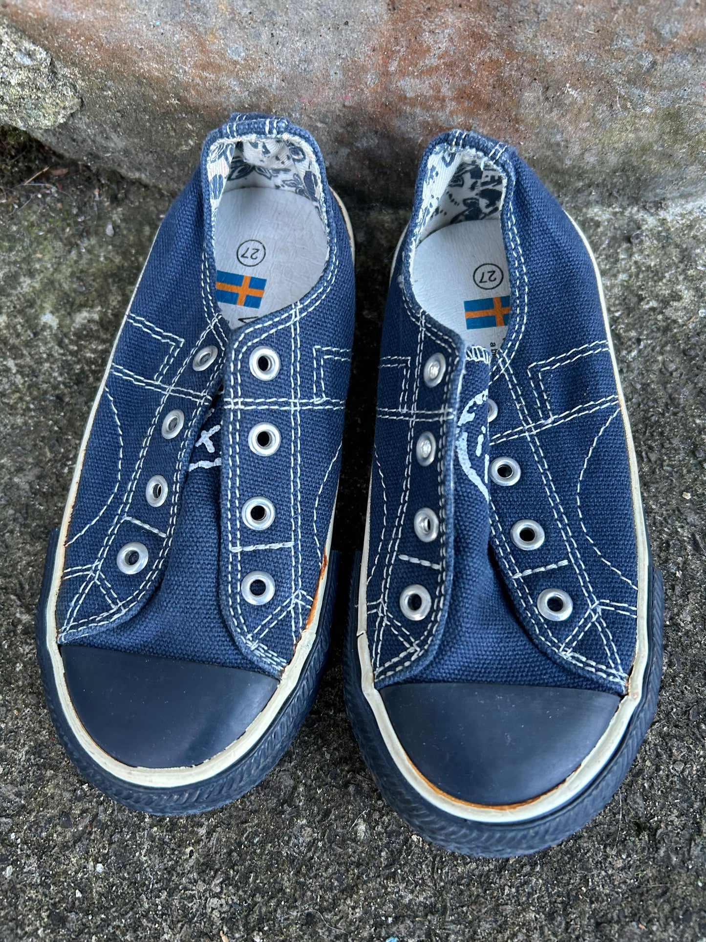 Navy trainers  uk 9 (eu 27)