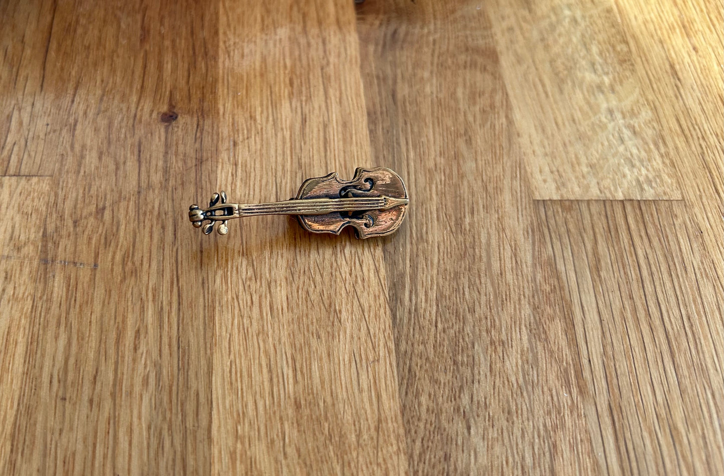Violin brooch