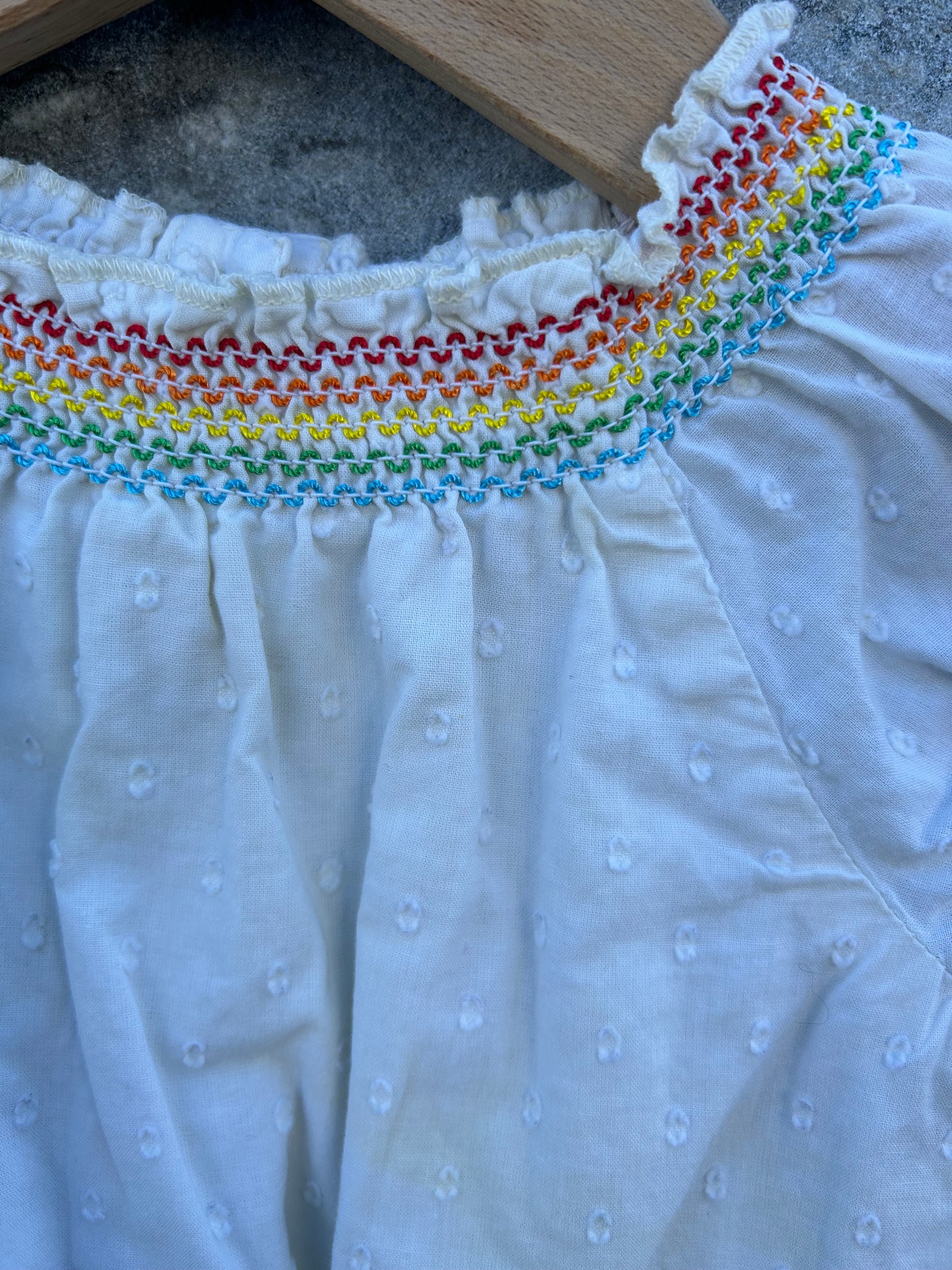 Off white top with rainbow trims 3-6m (62-68cm)