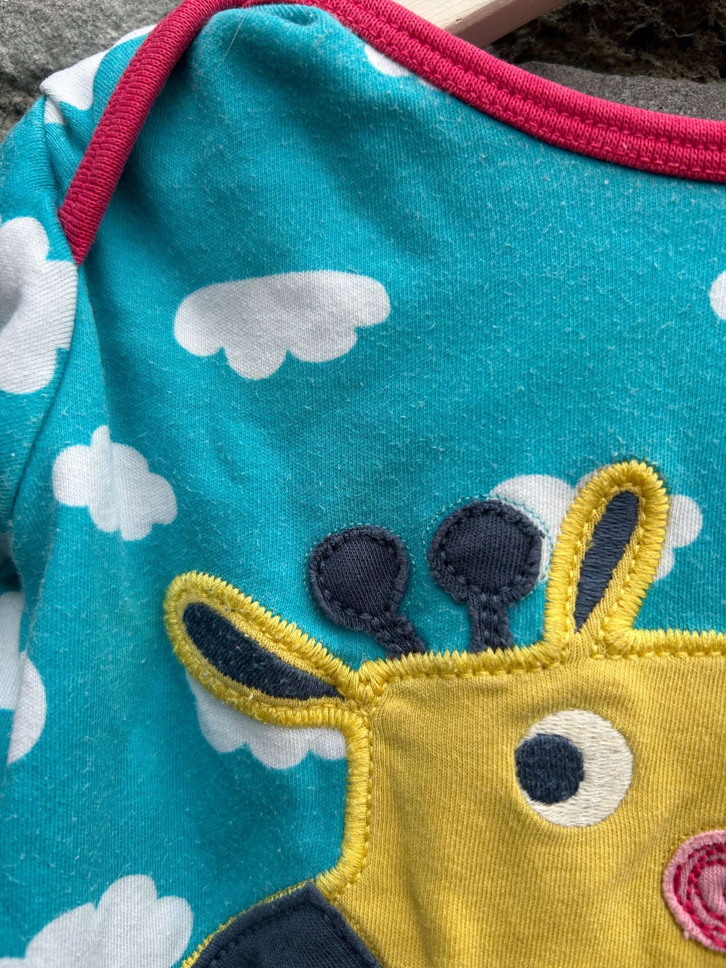 Giraffe cloudy blue onesie  3-6m (62-68cm)