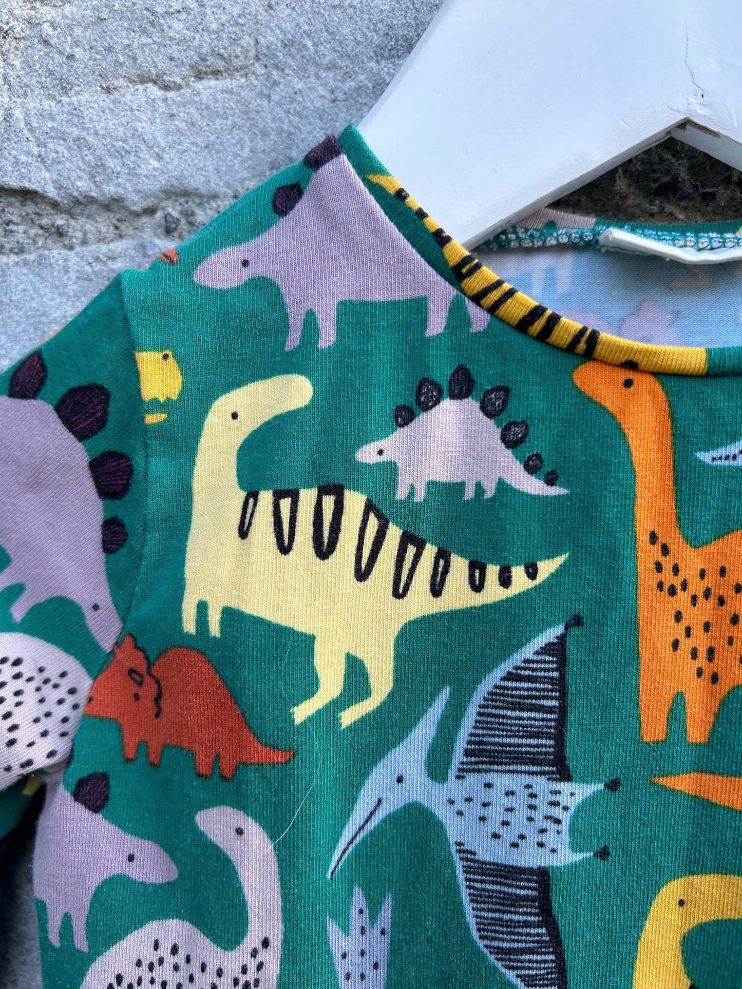 Dinosaurs green pjs  6-9m (68-74cm)