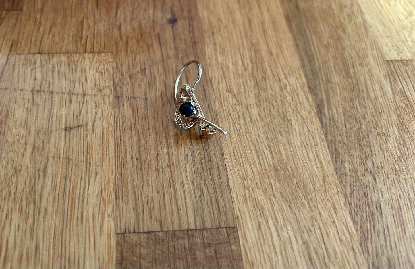 Small leaf brooch