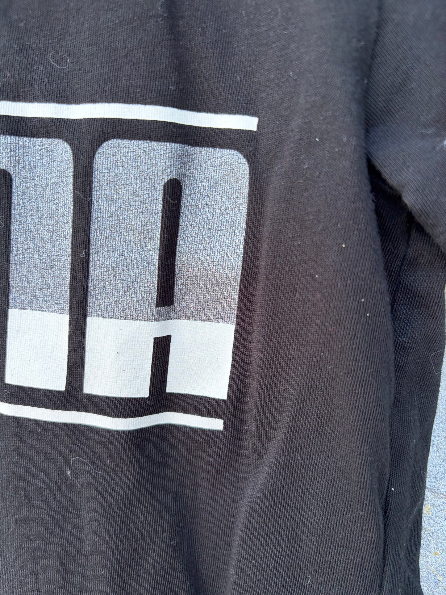 Black logo t-shirt  6-7y (116-122cm)