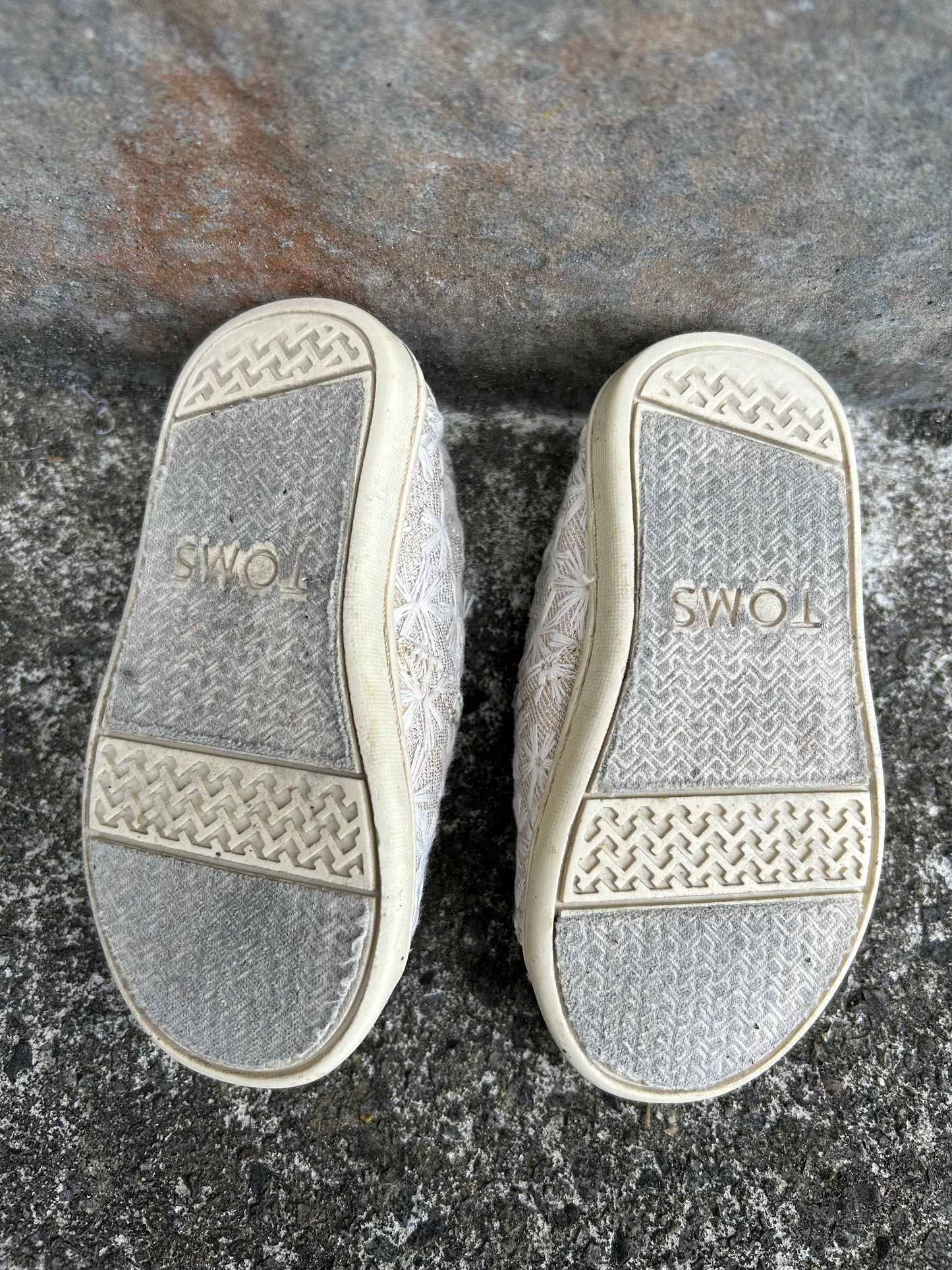 Beige&gold slip on toms   uk 4 (eu 20)