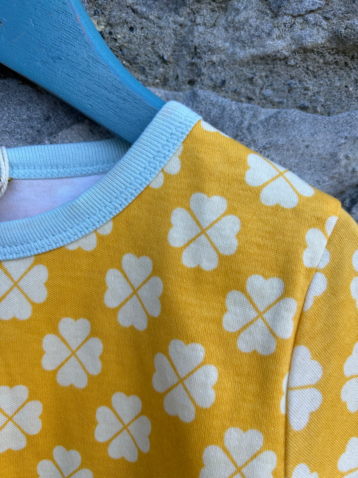 Yellow clover T-shirt   7y (122cm)
