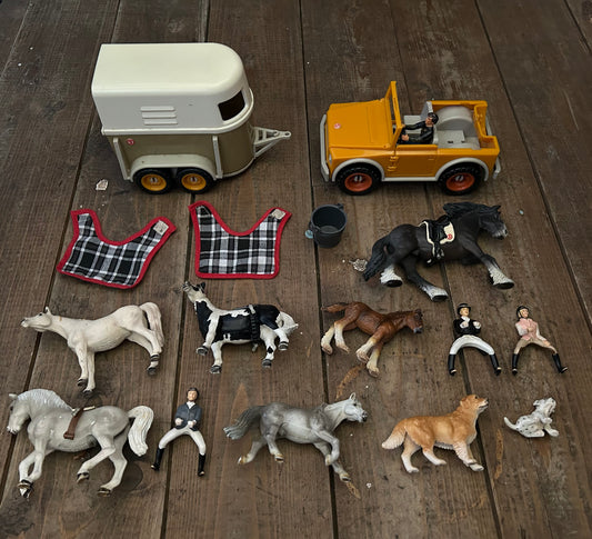 Horses and horse trailer set