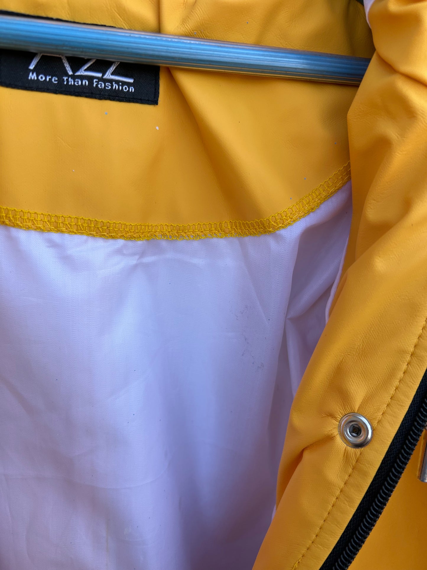 Yellow raincoat  9-10y (134-140cm)