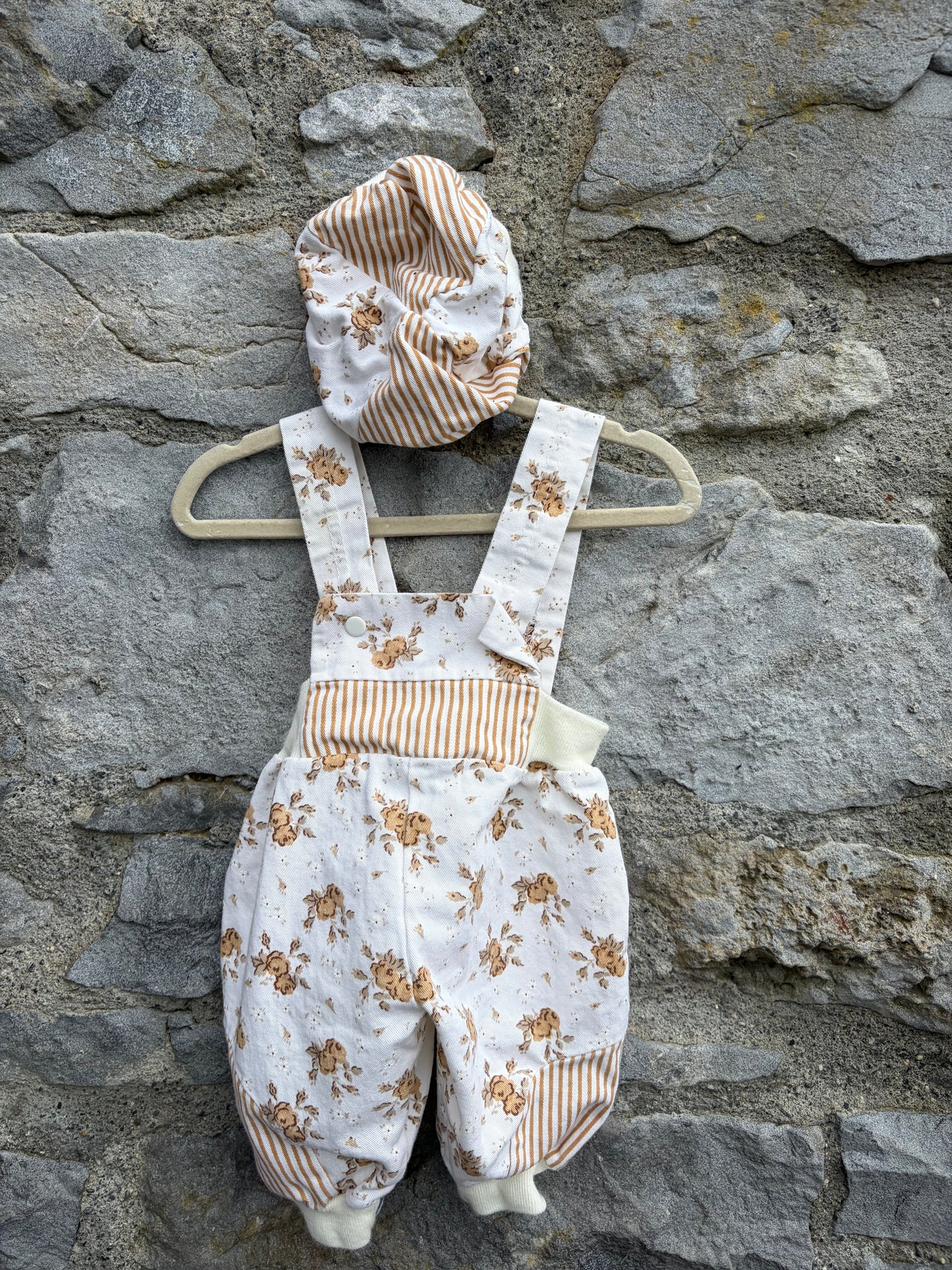 80s beige floral dungarees&hat 3-6m (62-68cm)
