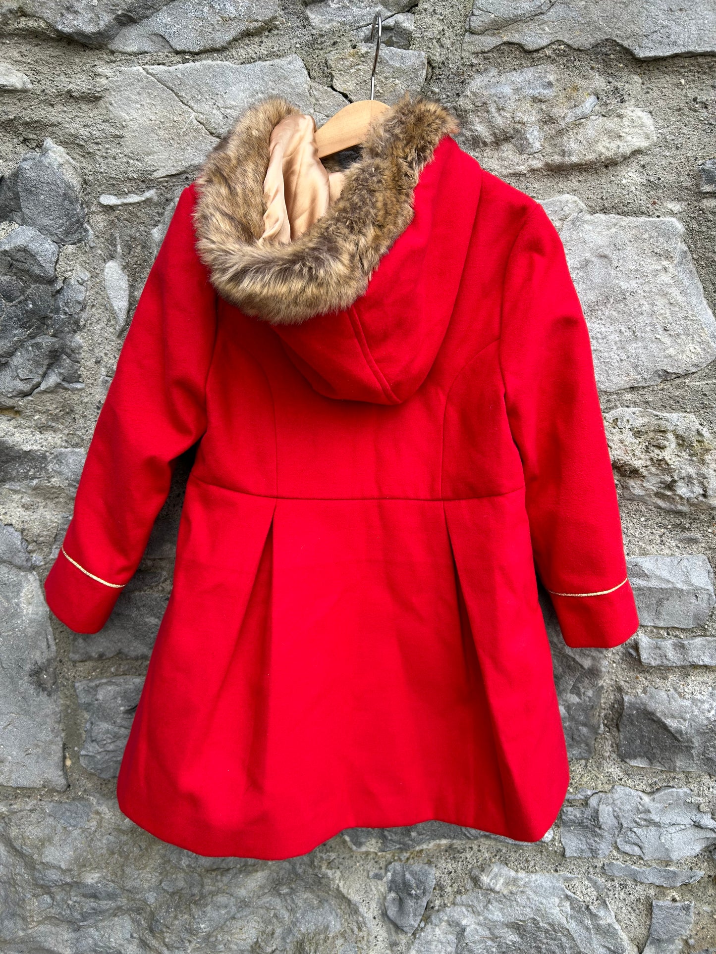 Red coat with fur collar  6-7y (116-122cm)