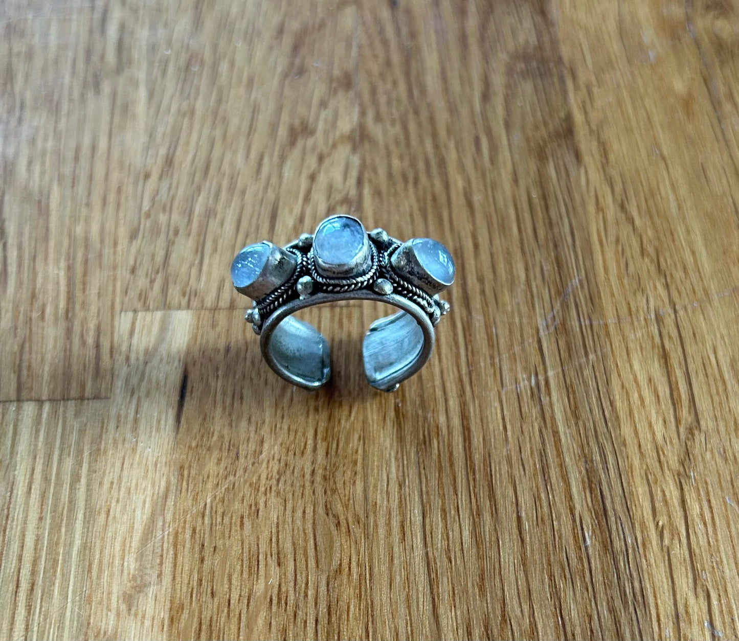 Adjustable stone ring