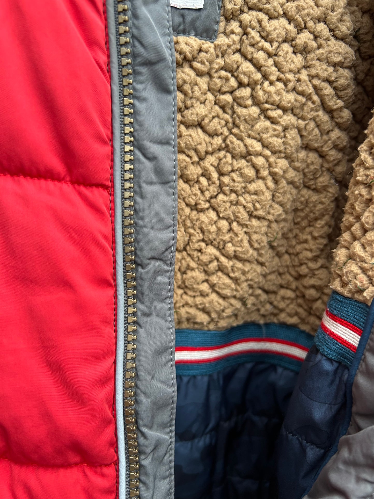 Red puffy jacket  10y (140cm)