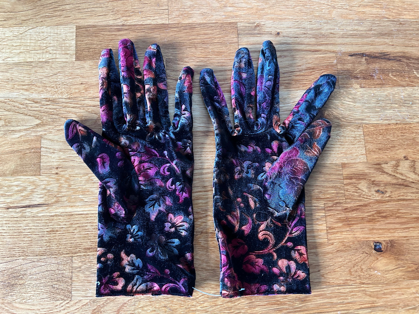 Floral velvet gloves