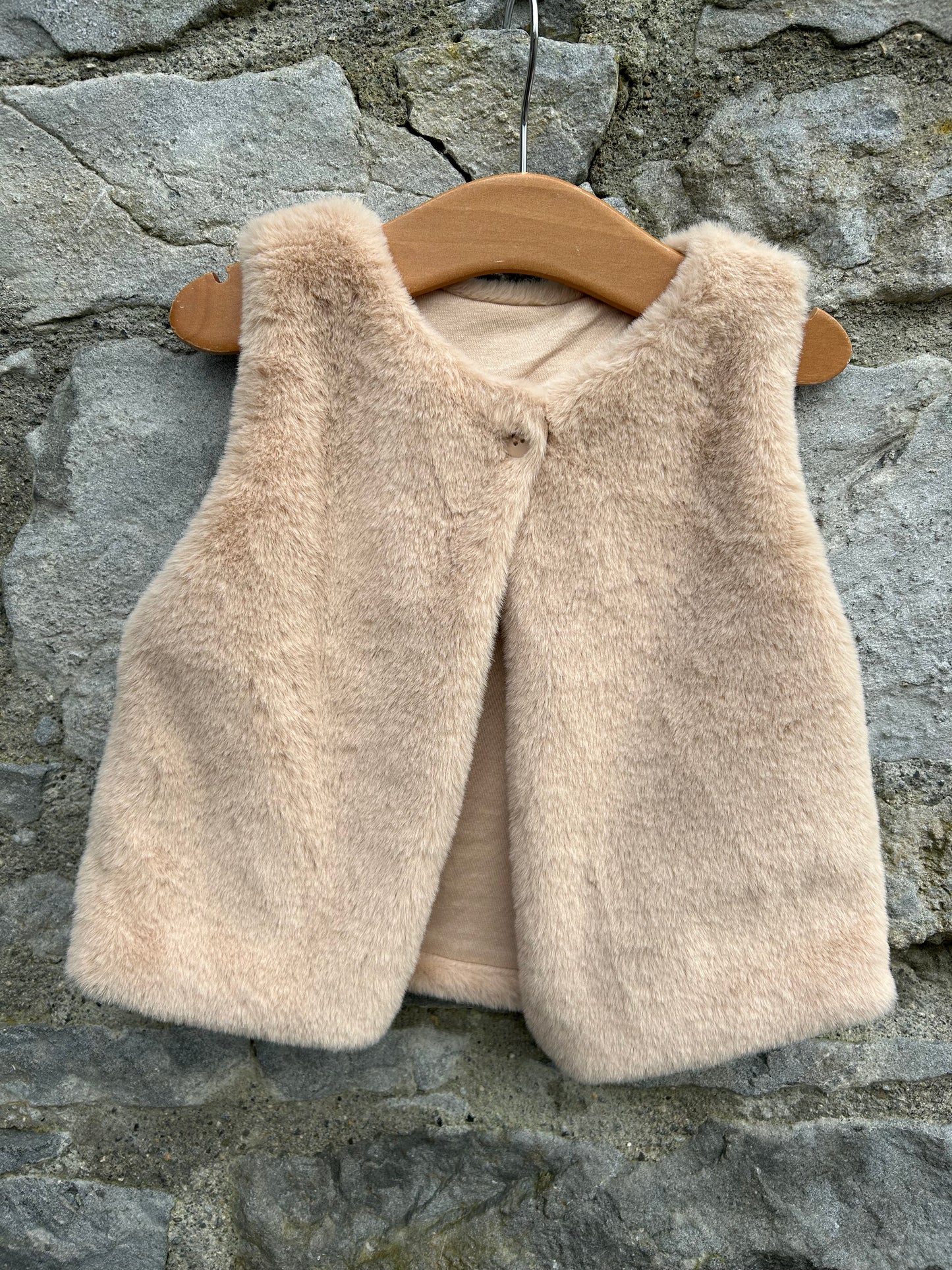 Beige fluffy waistcoat   9-12m (74-80cm)