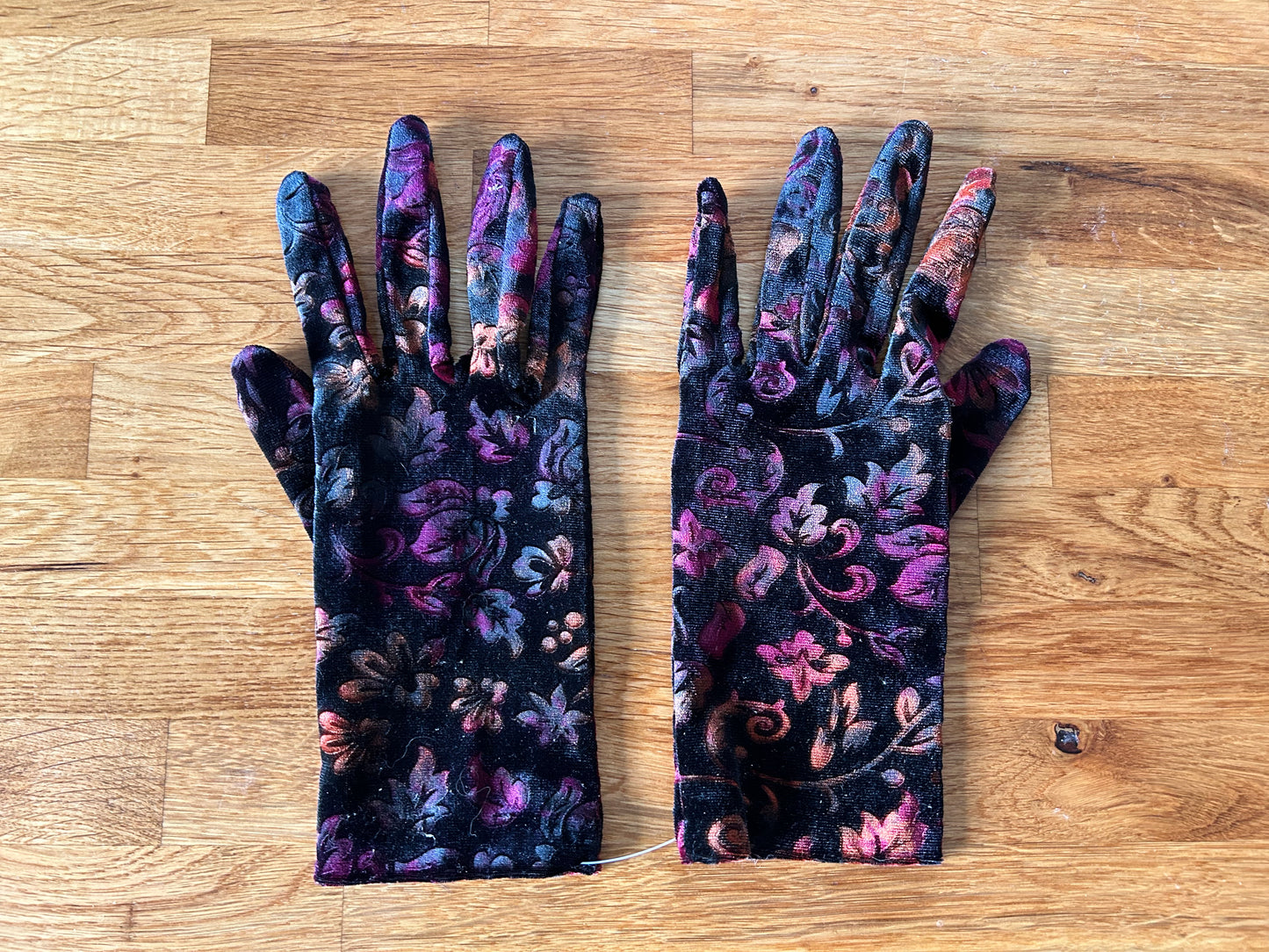 Floral velvet gloves