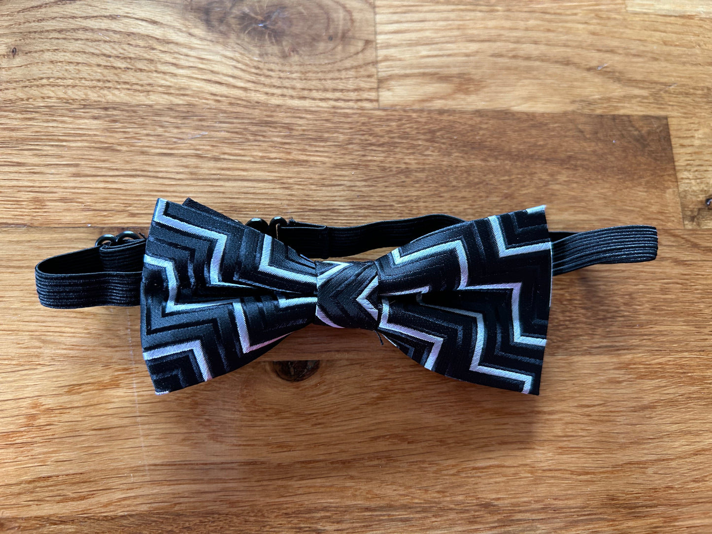 Black zig zag bow tie