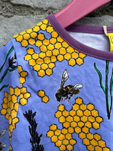 Load image into Gallery viewer, Bees purple top 6y (116cm)
