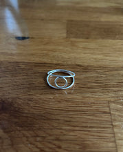 Load image into Gallery viewer, Silver circle ring
