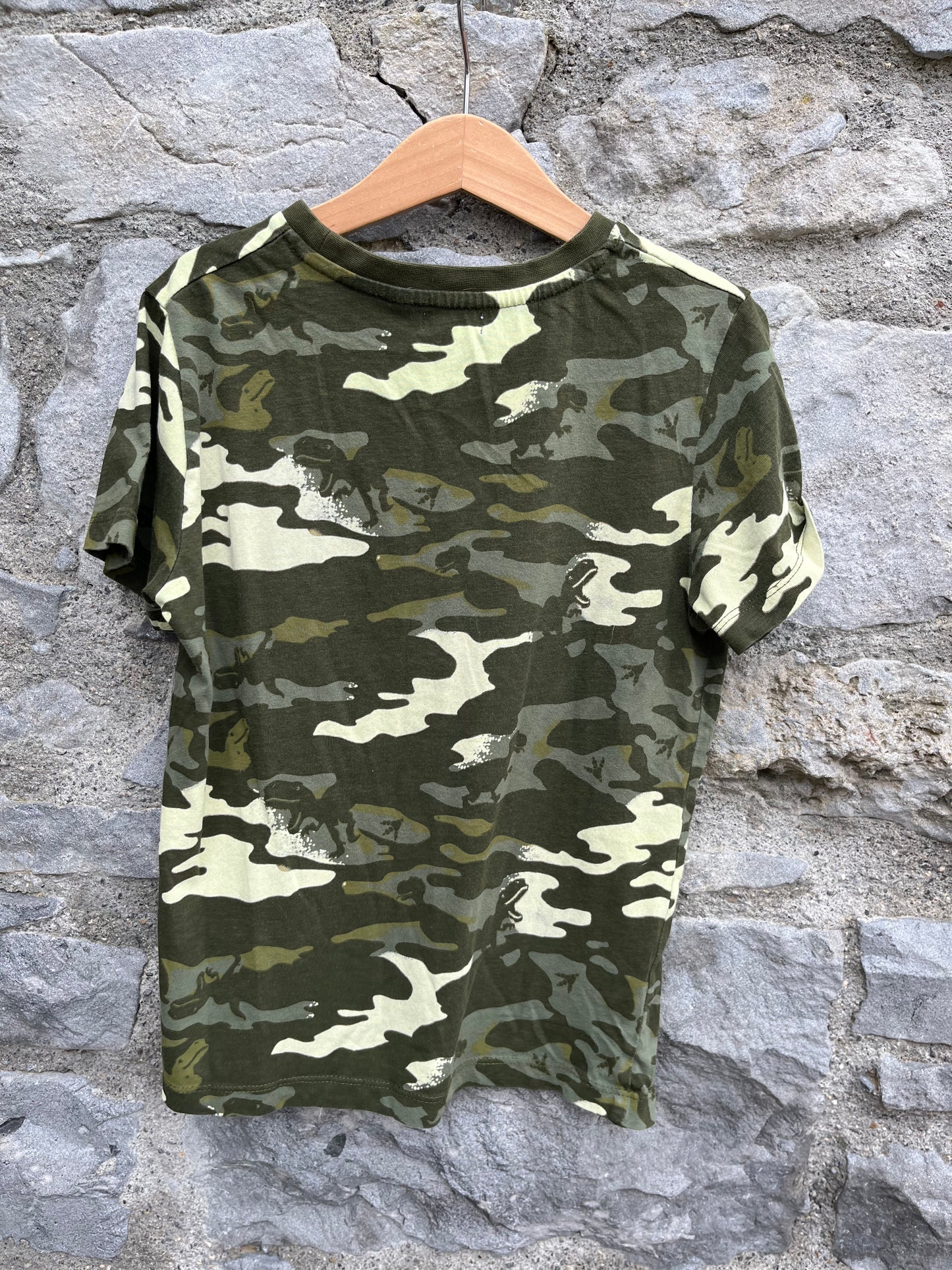 Camouflage dinosaur T-shirt  7y (122cm)