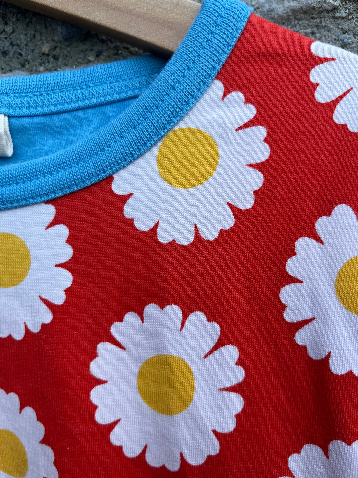 Red daisies T-shirt  9-10y (134-140cm)