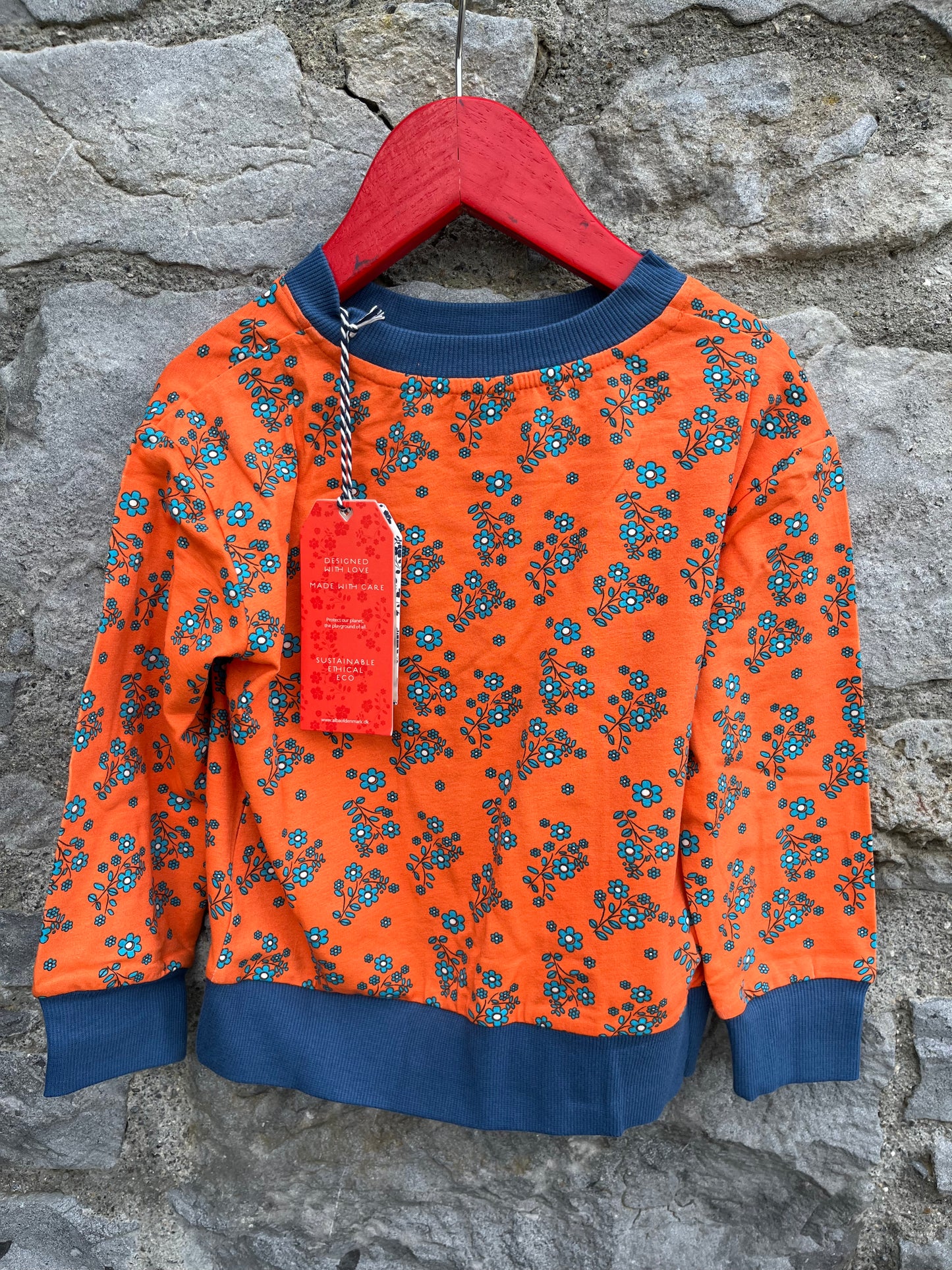 Dragon Fire flower sweatshirt  4y (104cm)