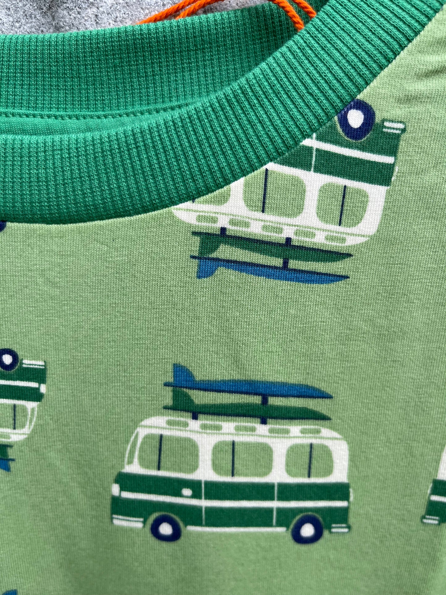 Green autovans on the road T-shirt  4y (104cm)