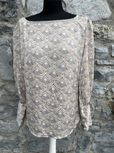 Load image into Gallery viewer, Beige patterned top uk 10-12
